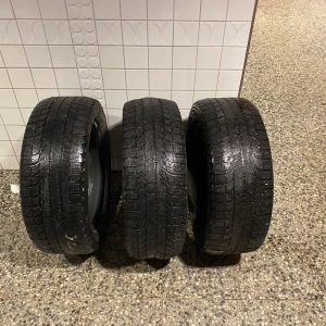 Däck. Storlek 205 55 16 - Hej. Jag säljer min pappas däck som är året runt. Endast gummi!. Eftersom att pappa inte ville ha året runt vad gäller däck fick det istället bli dubb däck. Pris 700kr men kan diskuteras vid möte. 4st däck för 700kr 