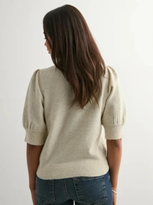 Beige stickad tröja med puffärm - Superfin beige stickad tröja med korta puffärmar och ribbade muddar. Tröjan har en rund halsringning och är i ett mjukt material. Perfekt att styla med jeans för en chill look.