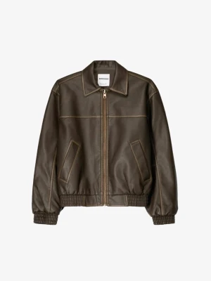 Brun skinnjacka från Bershka - Säljer en brun skinnjacka från Bershka med klassisk krage och dragkedja framtill. Jackan har ribbade muddar vid ärmslut och nederkant samt snedställda fickor. 