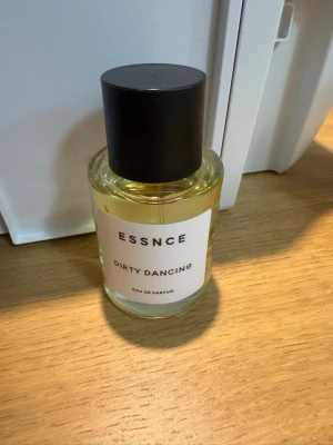 ESSNCE Dirty Dancing parfym - Dirty Dancing från ESSNCE är en Eau de Parfum med modern och stilren design. Perfekt för dig som vill sticka ut och addera en cool vibe till din look.