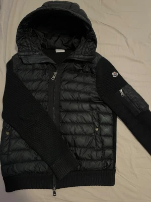 Moncler Tricot Cardigan - Säljer denna riktigt eftertraktade Moncler Tricot Cardigan, den är givetvis äkta med kvitto från Garmsmarket som kan vidarbefodras vid köp samt Authentication av moncler.com✅ Den sitter lite stort på mig, jag är 181/60kg Hör av er vid fler frågor och funderingar🙌🙌
