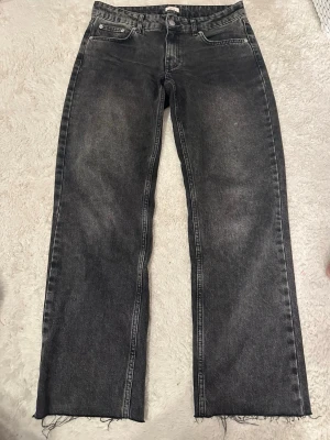 Svarta wide jeans från Nelly - Jeans från Nelly i  svart färg med slitna håll. Modellen har en rak och wide passform med fem fickor. de har en snygg vintage vibe 💕 Använda 1 gång! 