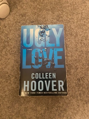 Ugly Love & All Your Perfects - Två populära romaner av Colleen Hoover! Perfekta för dig som gillar känslostarka berättelser om kärlek och relationer. Snygga omslag och lättlästa böcker som passar unga vuxna och ungdomar som vill ha något svårt att släppa taget om. HELT NYA
