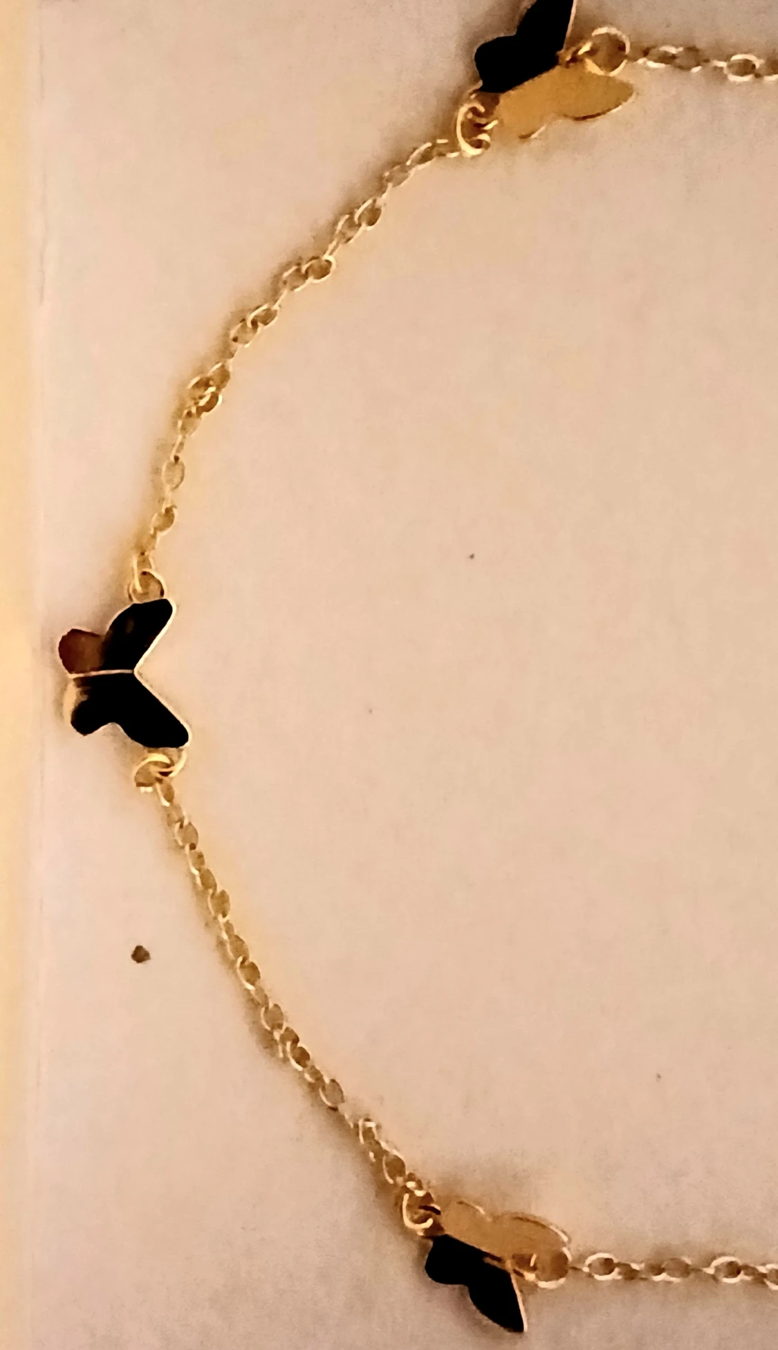 Guldigt armband med fjärilar - 1