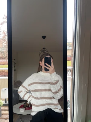 Stickad tröja  - Super fin och skön stickad tröja som är randig. Jätte fint skick! Är normal i storleken.