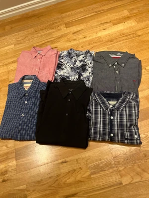 6-pack skjortor i olika märken - Säljer ett paket med sex skjortor i olika stilar. Inga jättedyra märken men alla är i jättebra skick. Märkerna är dobber, 2 jack and Jones, saint Martin, h&m och Esprt Storlekarna är small-medium. Priset är prutbart via enkel affär. 