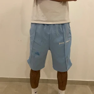 Palm angels shorts - Använder inte dom längre. Det finns en fläck på framsidan av shortsen som hände när jag försökte stryka dom, annars finns det inga fel på de. Dm för fler bilder eller frågor!