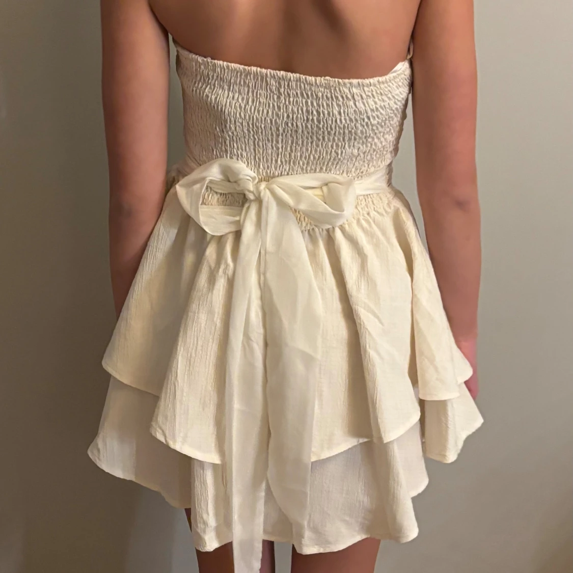 Axellös volangklänning