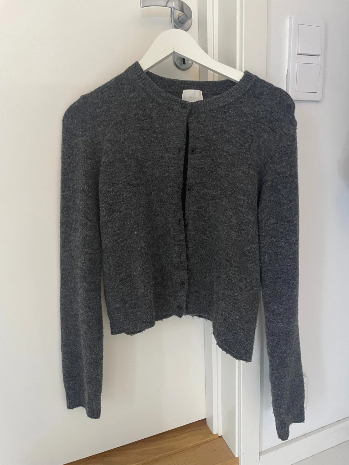 Mörkgrå stickad kofta från H&M