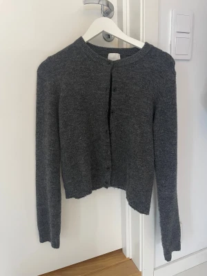 Mörkgrå stickad kofta från H&M - Storlek M. Fint skick 
