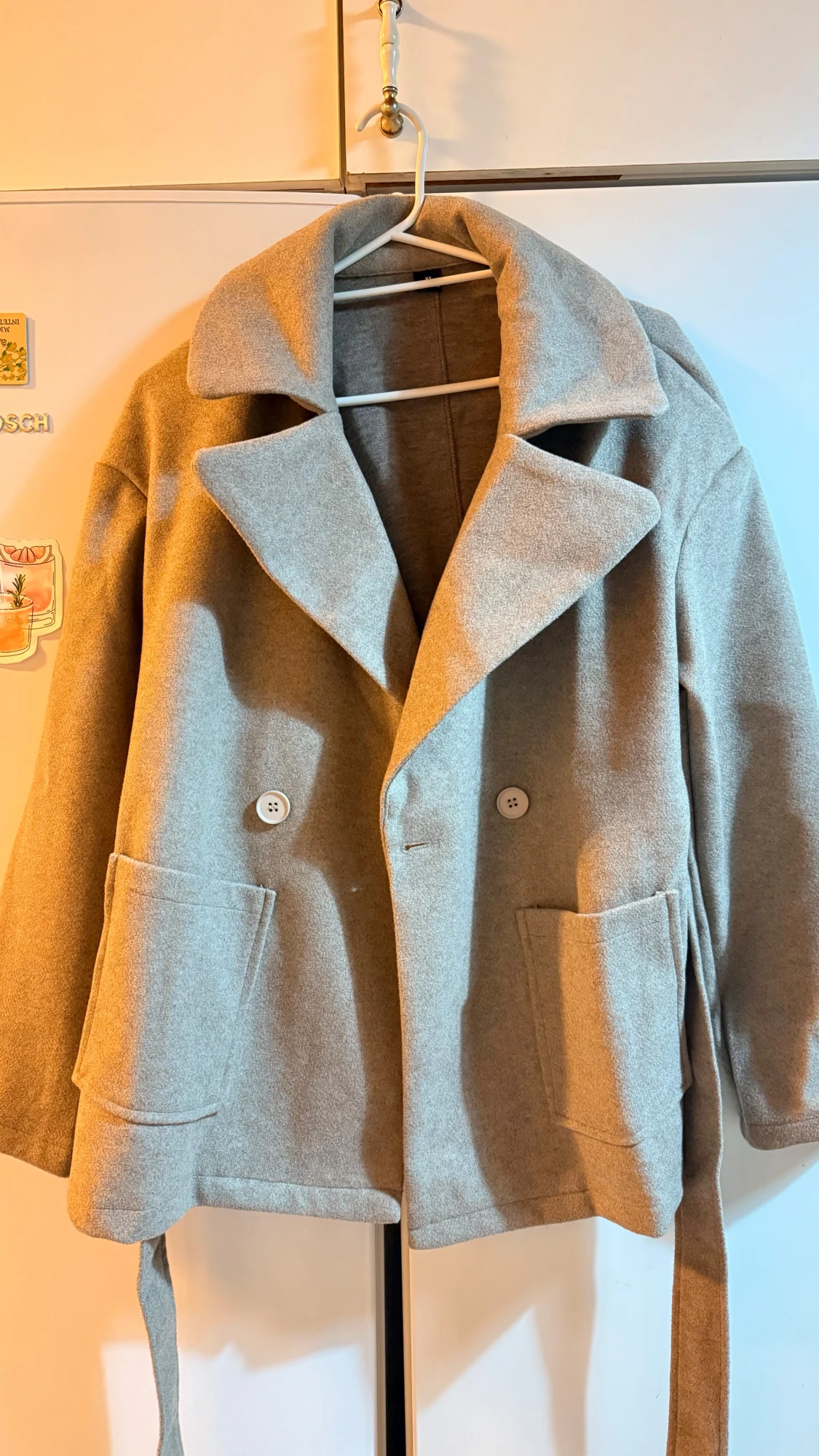 Beige kappa med bälte och stora fickor - 2