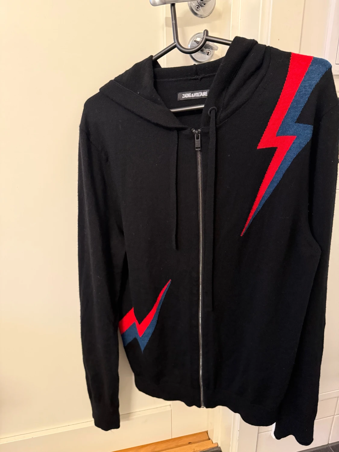 Svart hoodie med blixt från Zadig & Voltaire