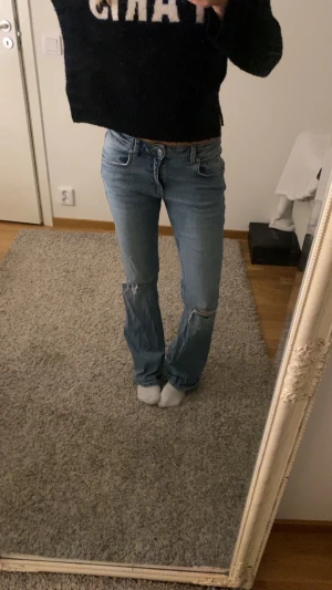 Blå bootcut jeans med hål - Super snygga blåa bootcut jeans med hål i båda knäna, skriv vid intresse 💞