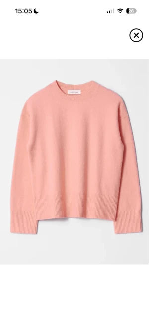 stickad tröja från & Other Stories - Superfin ljusrosa stickad tröja från & Other Stories med rund hals och ribbade muddar vid ärmslut och nederkant. Tröjan har en clean look och är perfekt för dig som gillar mjuka färger och enkel stil.