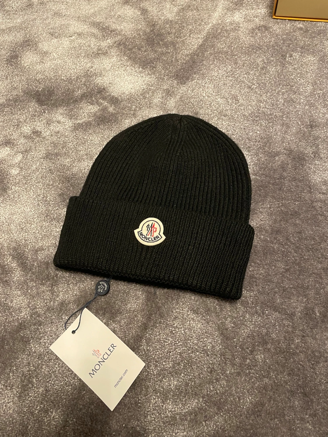 Svart Moncler mössa i ull