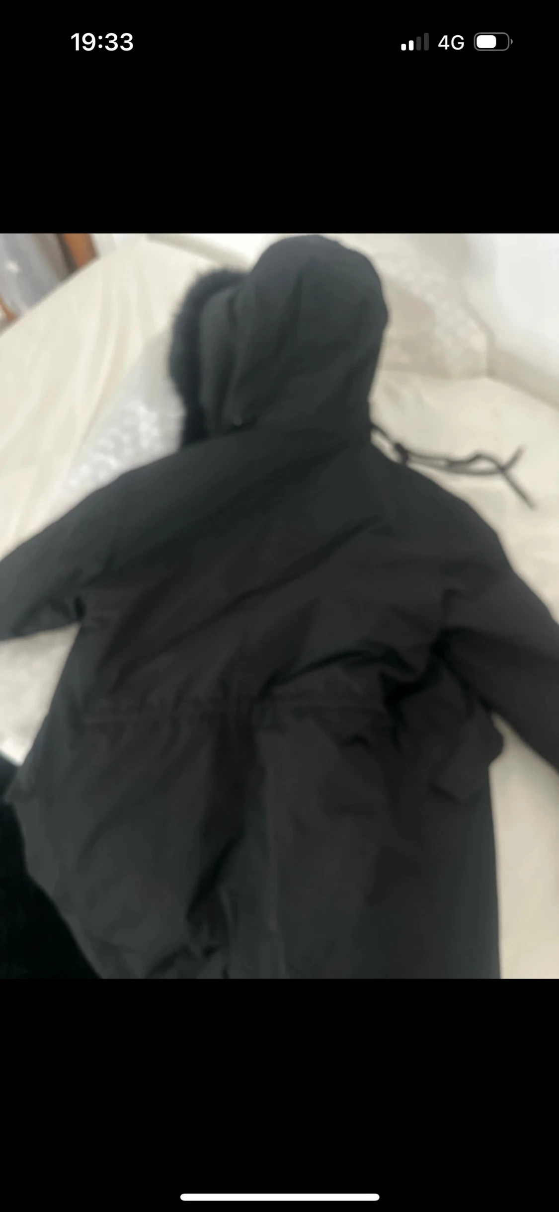 Svart parkajacka med pälsdetaljer - 3