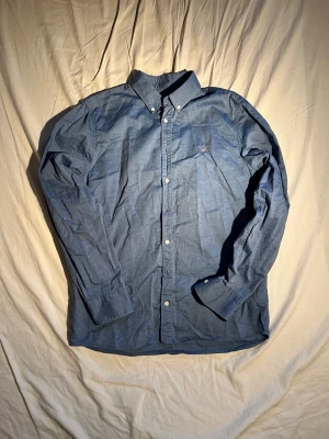 Blå Gant skjorta - Oanvänd snygg Gant skjorta som befinner sig i nytt skick, med inga defekter. Storlek 16 år/176cm. Skulle säga att det riktar mer mot storlek M.