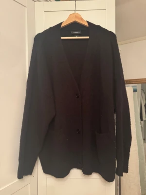 Svart kofta - Svart kofta med svarta knappar. Den är från Monki i storlek M men sitter väldigt oversize😇