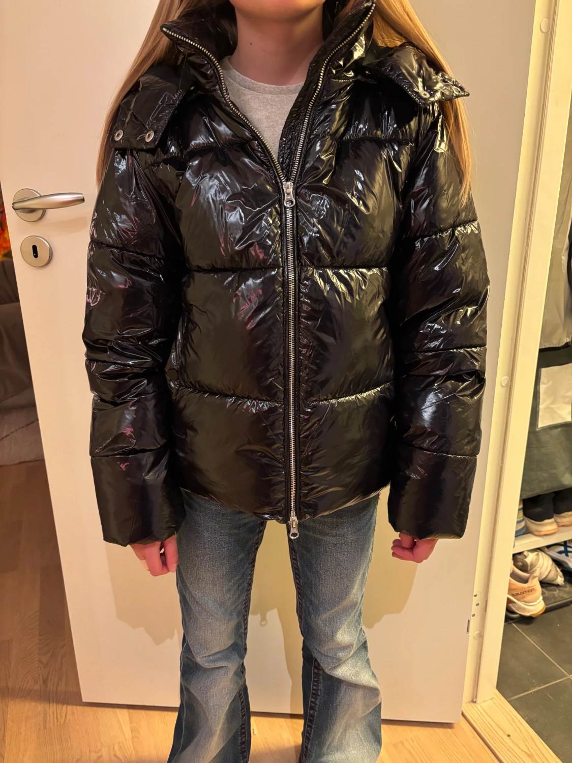 Svart glansig pufferjacka Nelly