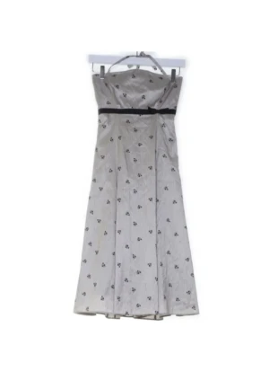 Långklänning i silke från Valerie Aflalo - Supersnygg långklänning i 100% silke från Valerie Aflalo. Klänningen är vit med svarta tunna ränder och små broderade blommor, har halterneck och ett svart band under bysten. Perfekt för dig som gillar unika detaljer och lyxigt material.