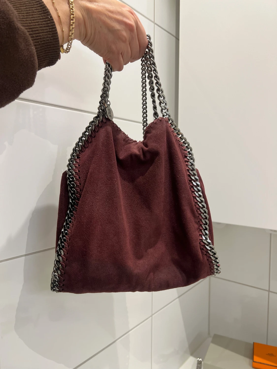 Vinröd axelväska med kedjedetaljer - 3