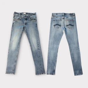Selvedge Denim - Tjena, säljer dessa tvärsnygga jeans med selvedge-kant från Mustang. De är slim/tapered W33 L34. Snygga detaljer på bakfickorna som påminner om Nudie Jeans. Inga tecken på slitage förutom läderlappen vid midjan där märket oftast står ( se bild 1). Hör av dig vid frågor eller liknande *