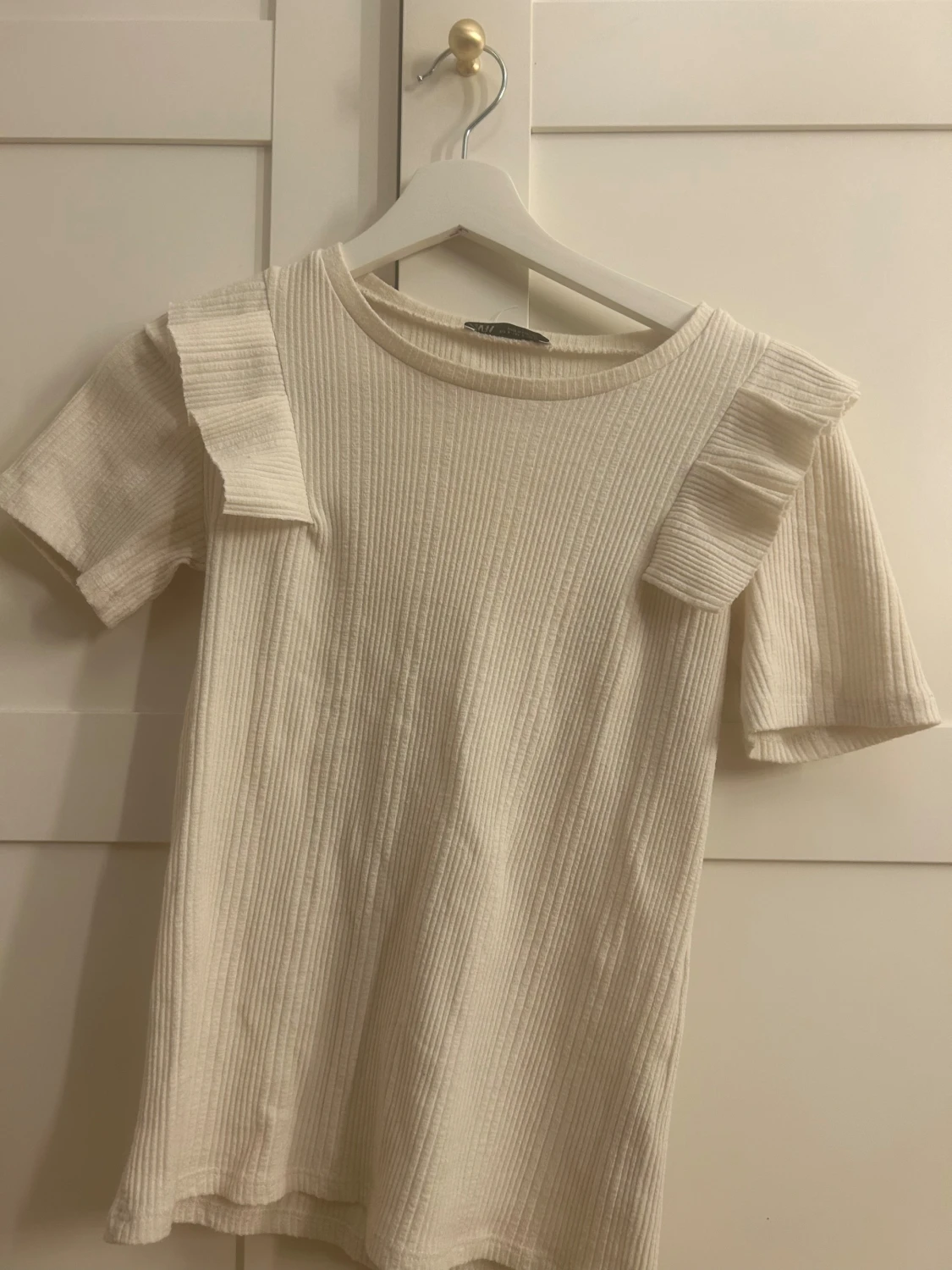 Ribbad vit topp med volang från Zara