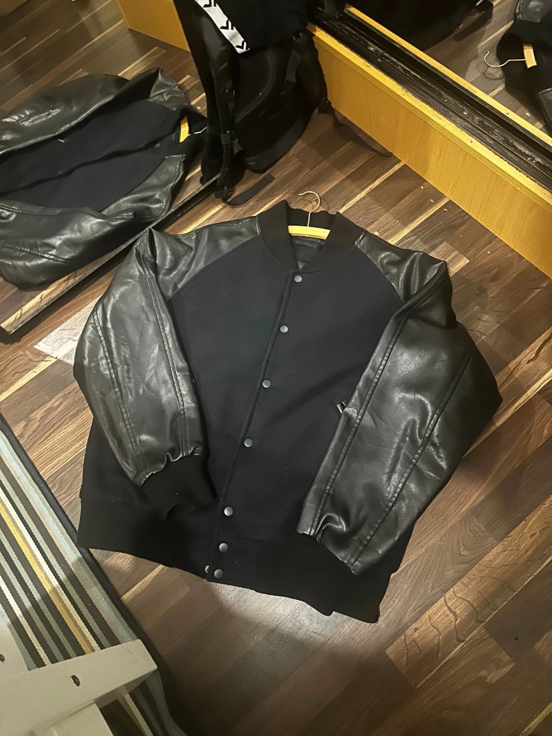 Svart bomberjacka med skinnärmar - 1