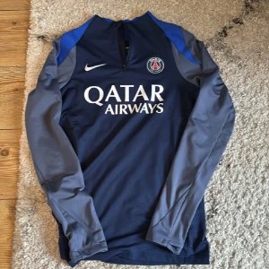 PSG långärmad träningströja Nike - Säljer min PSG tröja som är nästan helt ny, andvänt några gånger. Pris kan diskuteras vid snabb affär.