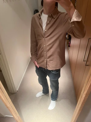 East West skjorta  - Tjena, säljer denna riktigt feta skjortan från East West i bomull. Skicket är väldigt bra, skulle säga 8/10. Storleken är S, killen på bilden är 182 cm. Släng iväg ett dm för frågor! 🙌🍾