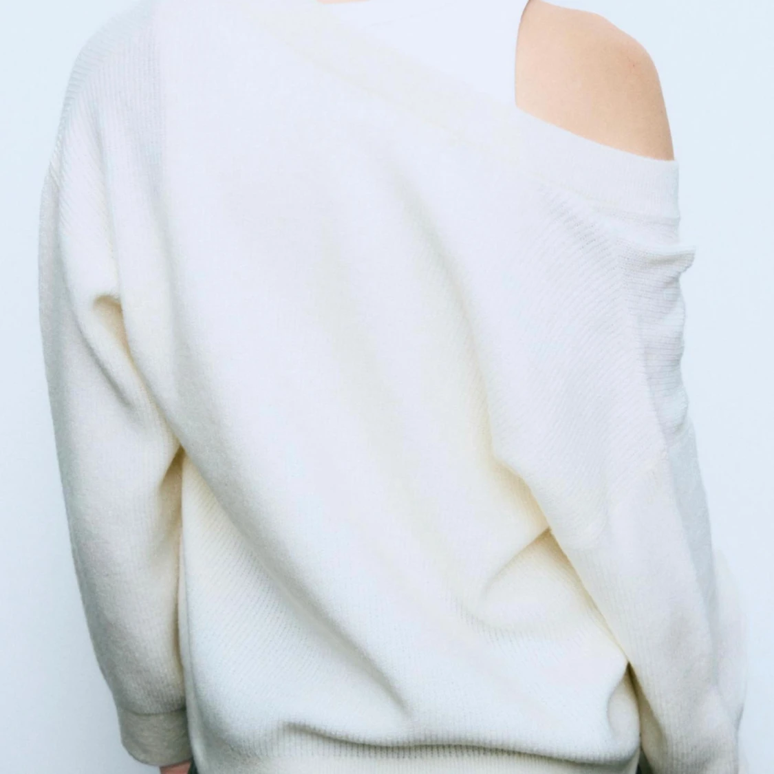 Offshoulder vit stickad tröja - 1