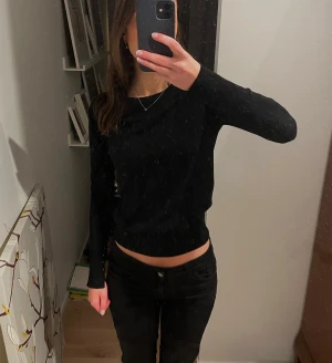 Finstickad tröja - Jättefin tröja från Zara med guldiga knappar och en liten slits längst ner på ärmarna. Den har som en ”mudd” som gör att det går in mot midjan längst ner. Knappt använd. 💗💗