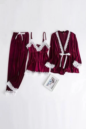 Denis Maglic pyjamas stl M  - Settet är av byxa, linne och kofta Väldigt fin julpyjamas eller juloutfit eller helt enkelt en lite snyggare pyjamas. Lite så sammetsliknande tyg, Storlek M Köpt för flera år sedan på DM Retro, inte använd så mycket men den har fått sina skavanker för det. Finns bild på exempelvis snörena som man kanske kan fixa till själv om man vill, eller syfast "spänn"remsan på linnet som lossnat. Annars är den helt perfekt Nästa sista bilden är längden på hela byxan och sista bilden är innermåttet