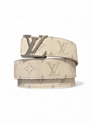 Snyggt bälte från 𝓛𝓥 - Säljer ett vitt bälte i fint skick. Bältet är endast använt ett fåtal gånger och har därför minimal användning. Färgen är fortfarande klar och spännet är i mycket gott skick utan större repor. Ett stilrent och tidlöst bälte som passar till både vardag och fest.