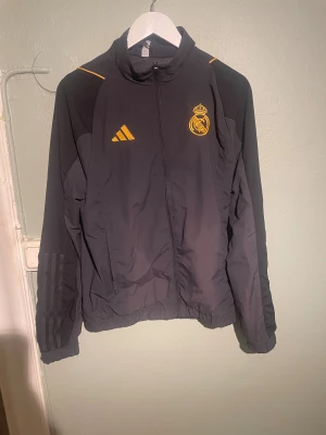 Real Madrid Adidas tracksuit - Real Madrid tracksuit säsongen 23/24 storlek small.