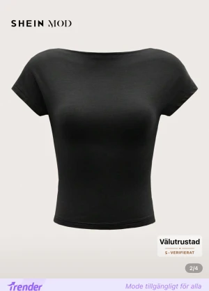 Svart croppad topp från SHEIN MOD - Svart croppad topp från SHEIN MOD med korta ärmar och rund halsringning. Toppen har en öppen rygg som ger en snygg och trendig look. Tillverkad i mjukt och stretchigt material som sitter tight mot kroppen.