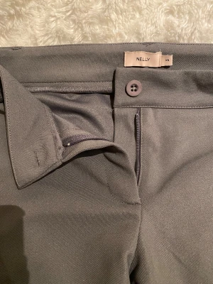 Byxor - Superfina lågmidjade mörkgråa byxor från Nelly i storlek XS. Knappt använda men de är uppsydda längst ned då de var för långa för mig (jag är 165)💞