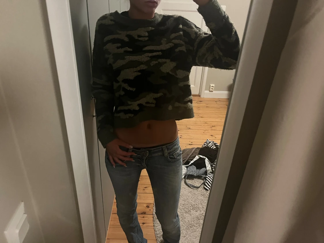 Croppad camouflage stickad tröja