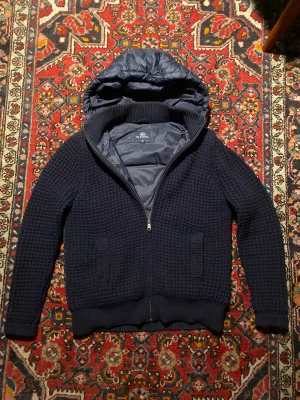Fodrad Cardigan - Skit snygg fodrad cardigan som Passar M. Mycket bra skick och mycket varm. Pris 699 eller kom med bud! BVSA