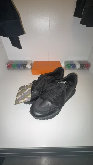 Valentino rockrunners - Svarta valentino rockrunners oanvända, fel storlek för mig då jag säljer dom, låda och extra kommer med