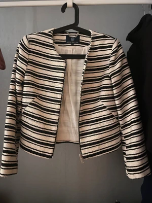 Randig kavajjacka/kofta från Stockh LM - Den har lång ärm och dragkedjor både framtill och vid ärmsluten. Storlek 34 knappt använd💕