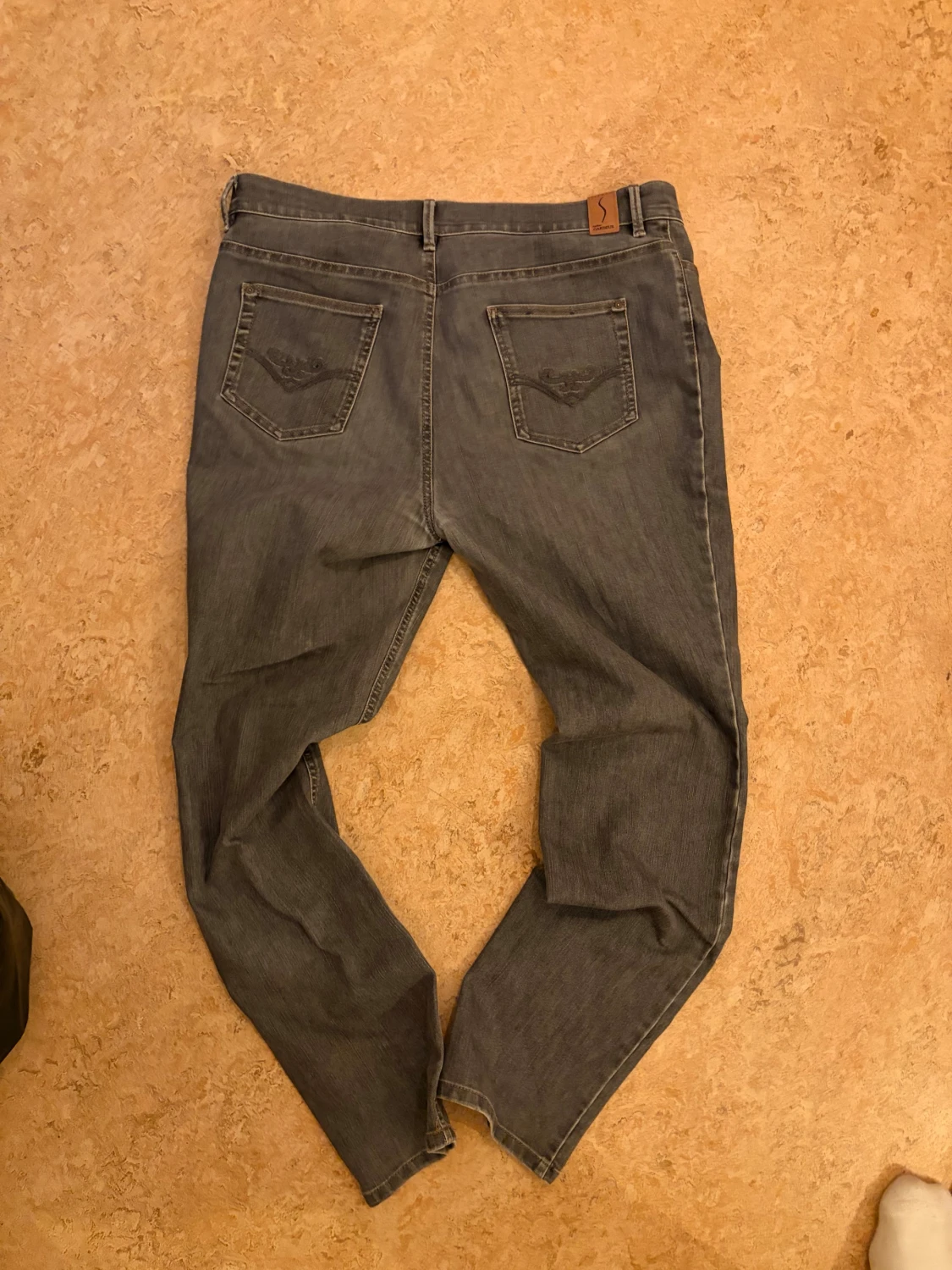 Grå straight jeans från atlier  - 1