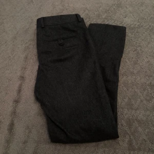 Tiger of Sweden Herris Byxor  - Tiger of Sweden Herris Byxor | Grå | Skick: 9,5/10 | Storlek: 50 | Nypris: 2499 SEK | Pris: 199 SEK | Frakt: Postnord + Instabox + Bring | Skriv vid minsta fråga eller fundering 📩 Priset är diskuterbart. 