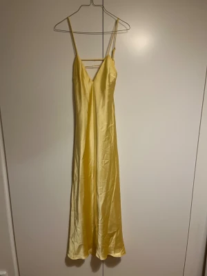 Zara satin slip dress - I en fin gul som är trendig! Endast använd en gång