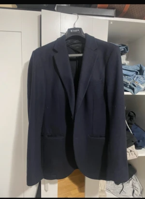 Marinblå kavaj från Tiger - Tiger of sweden kavaj. Nytt skick. Köpt för 2999. Storlek 48/M