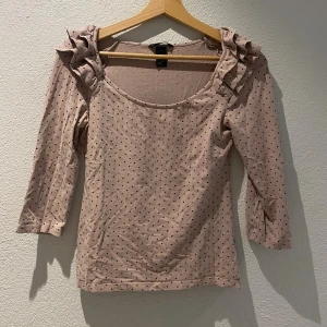 Blus  - Säljer denna mycket fina blusen som är i mycket bra skick!. 