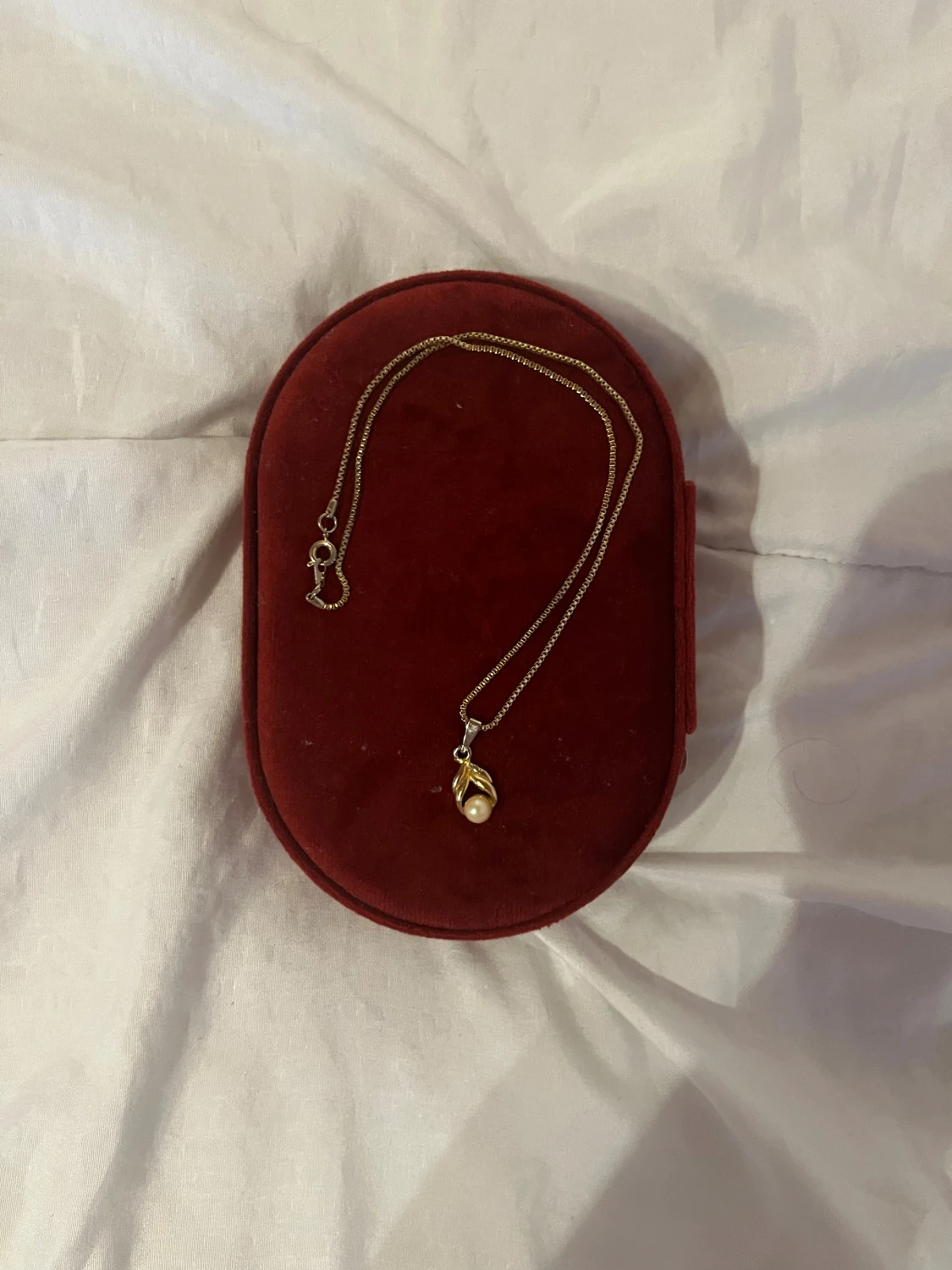 Guldfärgat halsband med pärlhänge