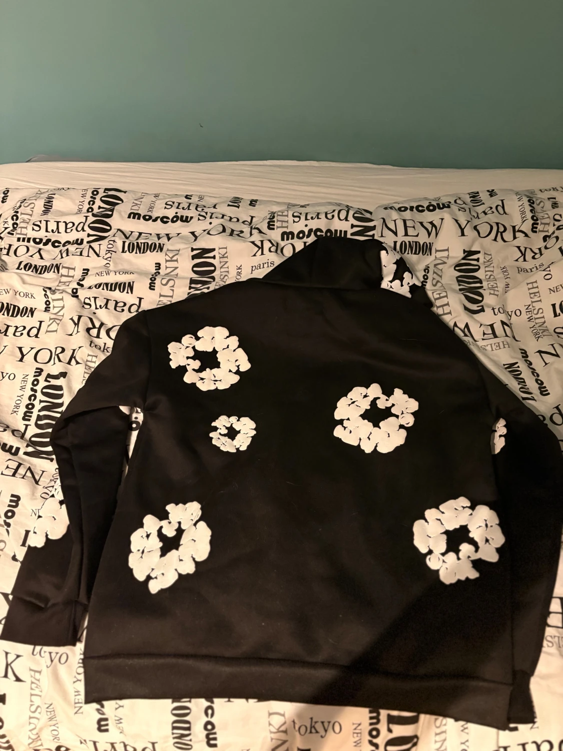 Svart hoodie Denim Tears med blommor