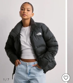 the north face jacka - en pufferjacka, the north face dam. varm och skönt till vintern skriv privat för fler bilder, kommer ej till användning för jag växt ur den. köpt för 2000kr