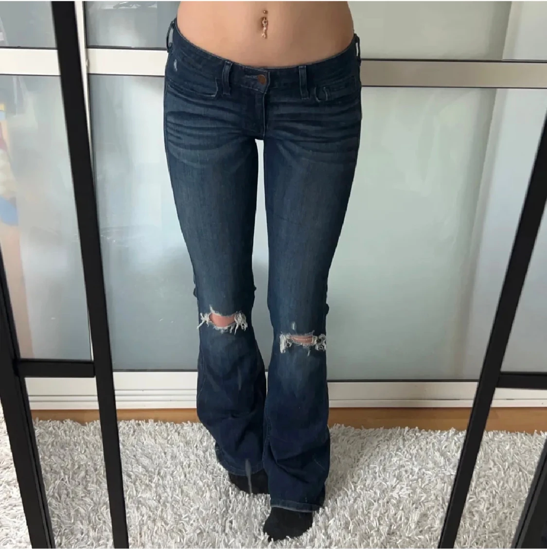 Hollister Bootcut jeans med slitna knän